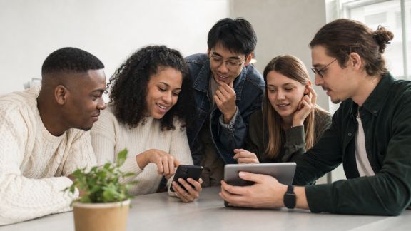 Utiliser les réseaux sociaux pour enrichir son expérience culturelle
