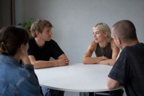Animer une table ronde virtuelle sur un livre ou un film culte