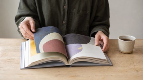 Livres illustrés pour adultes : la montée d’une tendance créative et apaisante