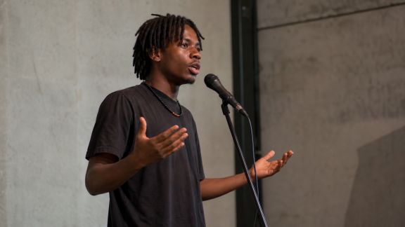 Poésie performée : l’essor des scènes slam dans la culture urbaine française