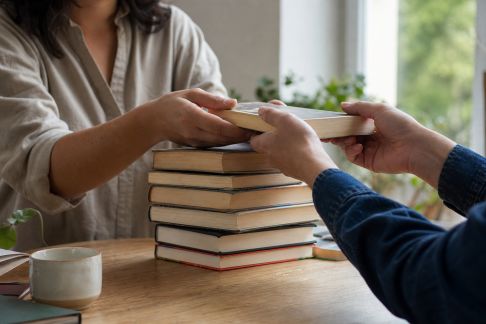 Bibliothèques partagées et troc de livres : une nouvelle sociabilité littéraire