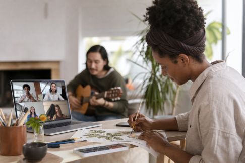 Plateformes pour participer à des ateliers culturels en ligne : quelles options privilégier ?