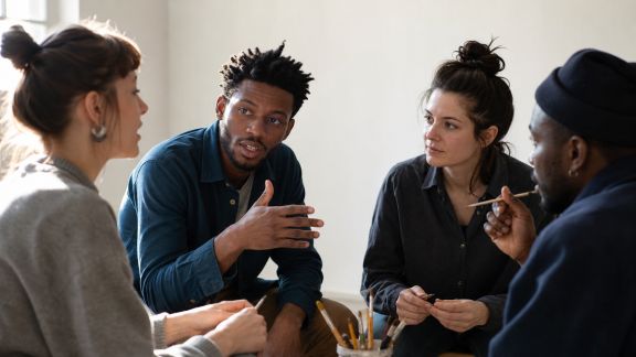 Collaborer avec des artistes locaux pour dynamiser une communauté